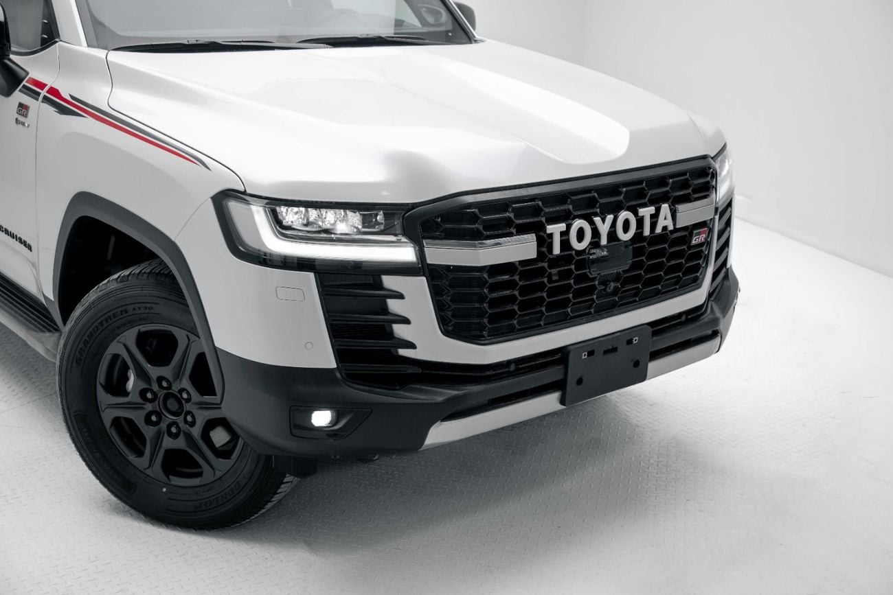 تويوتا لاند كروزر LC300 GR Sport 3.5L Hybrid - Precious White Inside GRS Black & Dark Red | Export