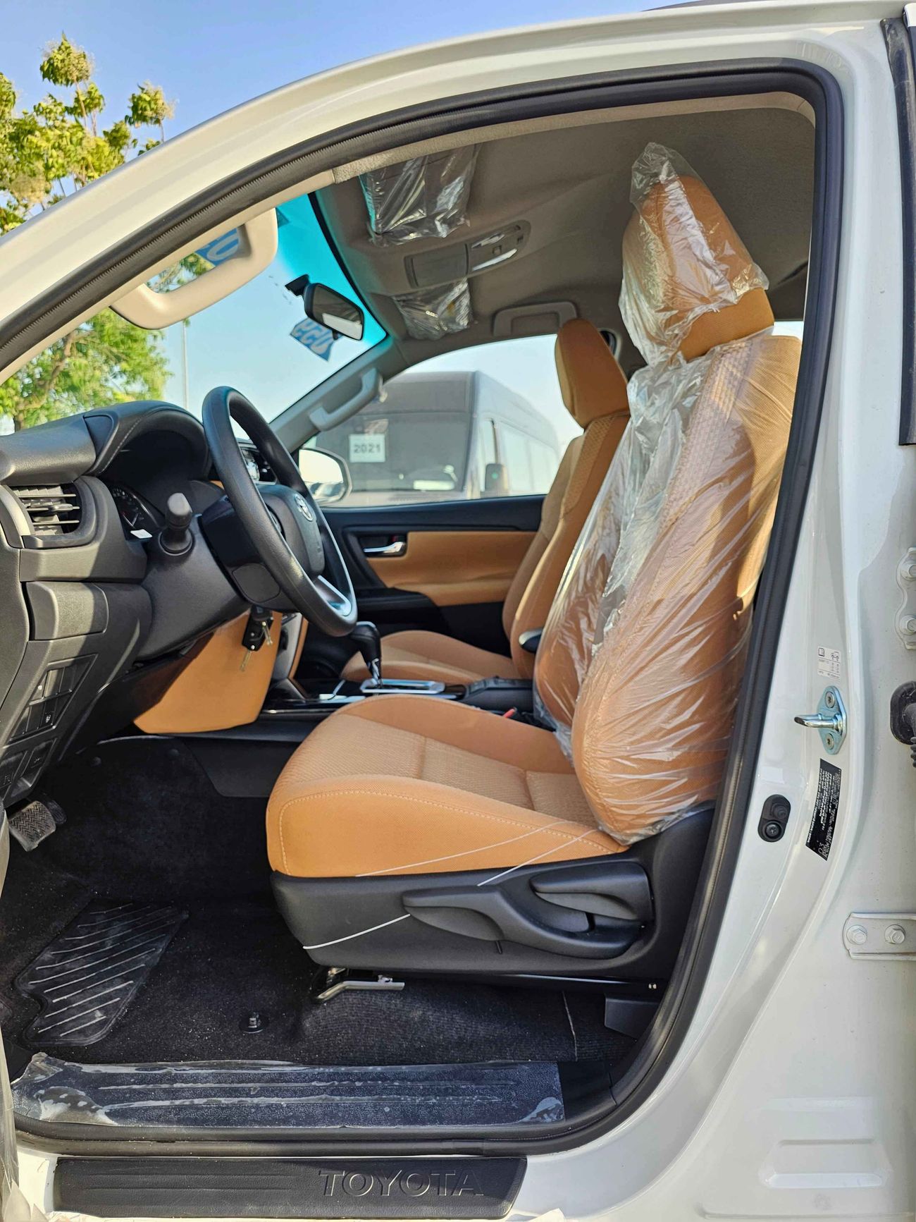 تويوتا فورتونر SR5 / 2.7L V4 PETROL / ALLOY RIMS / AUTO FOLDING SIDE MIRROR / 4WD /  (CODE # FP27F)