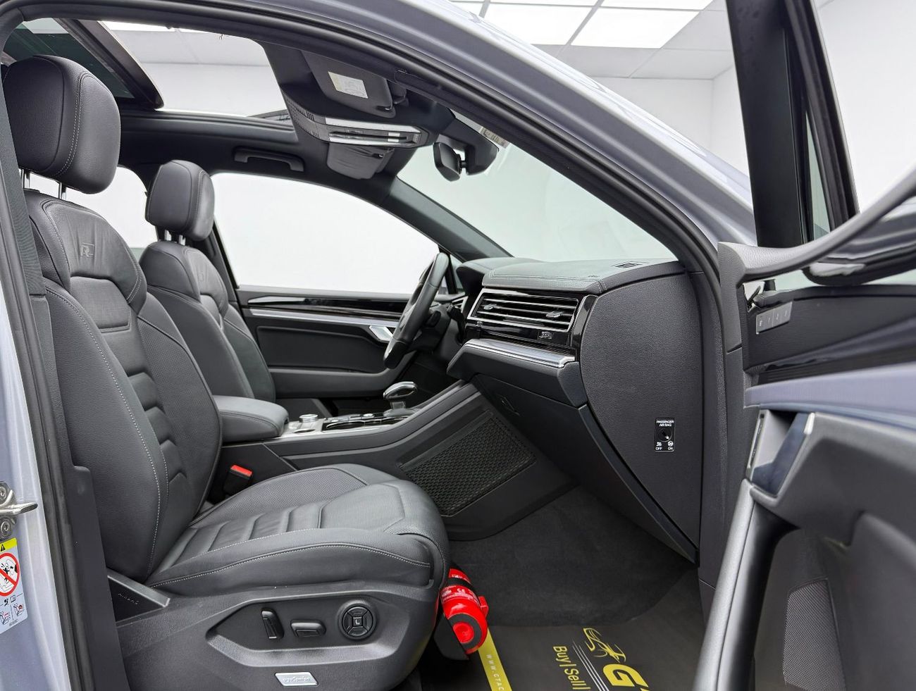 Volkswagen Touareg R-Line 3.0L 4WD 2021 Volkswagen Touareg R-Line, Warranty, Full VW Service History, Excellent Conditi