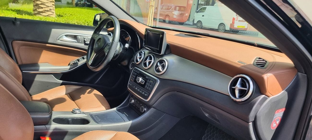 مرسيدس بنز GLA 250 4MATIC (All-Wheel-Drive)
