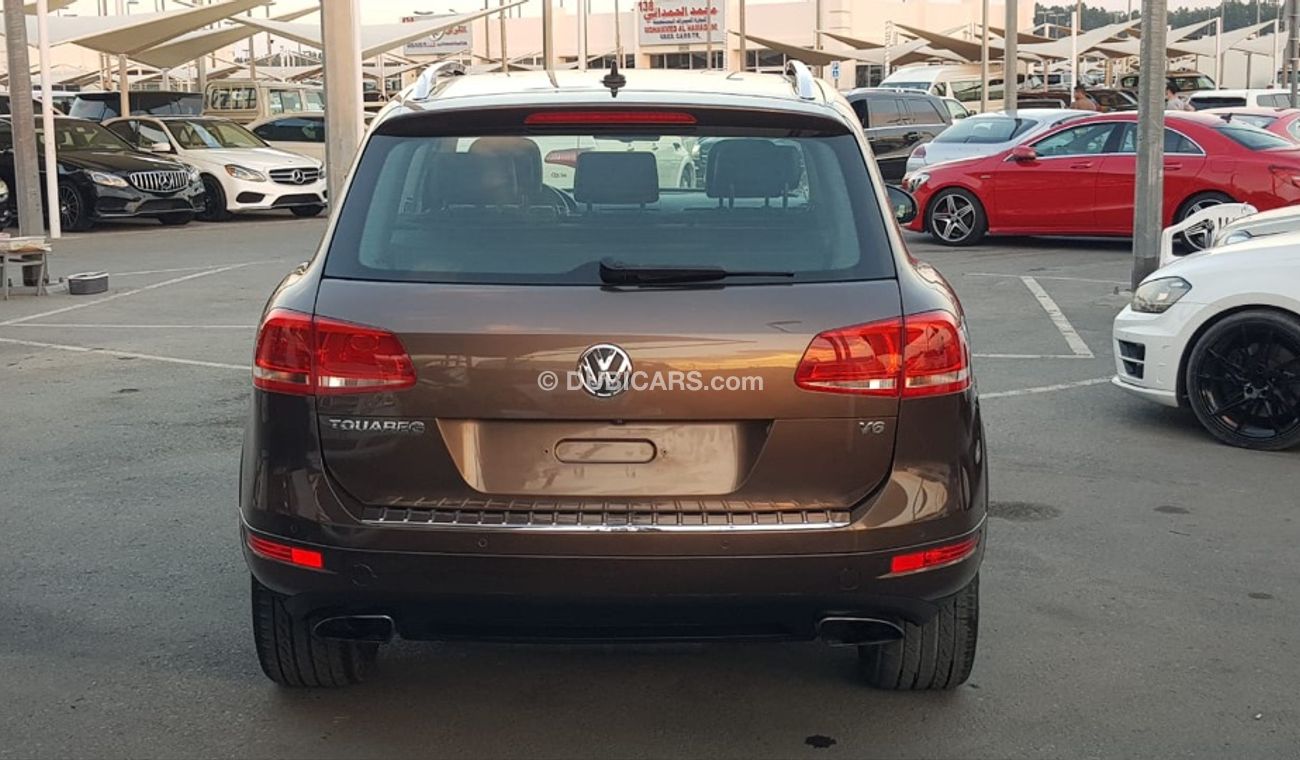 Volkswagen Touareg Volex wagan Touarag model 2011 GCC car full option panoramic roof leather seats back camera full ele