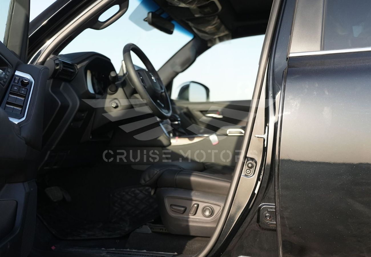 Toyota Land Cruiser LC 300 VXR 3.3L . Automatic . Diesel . Four Wheel Drive . 7 Seats . 5 Doors