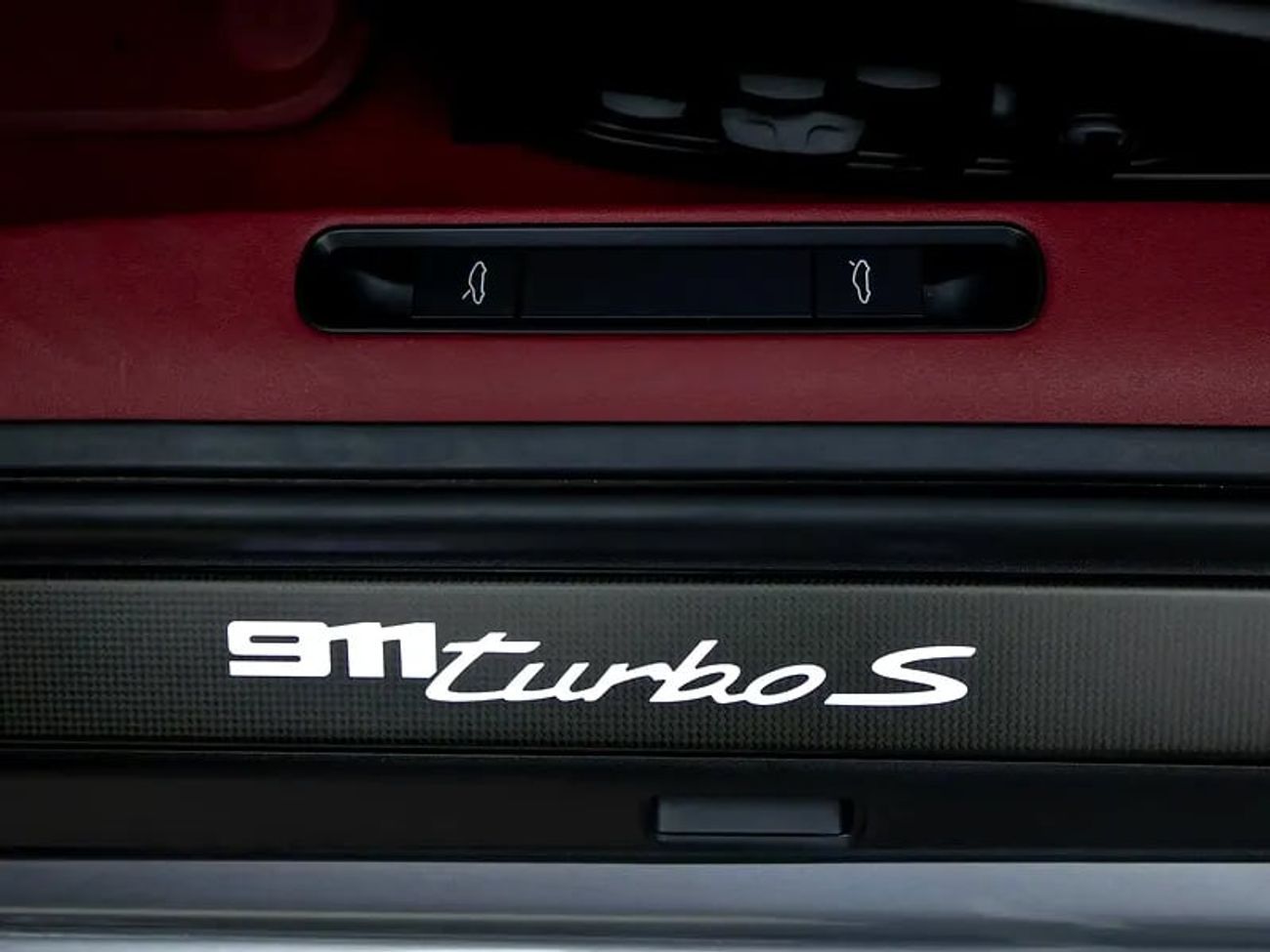 Porsche 911 Turbo S 3.8L (640 HP) Coupe | With Upgraded Akrapovic Titanium Exhaust | GCC Spec | With Warranty