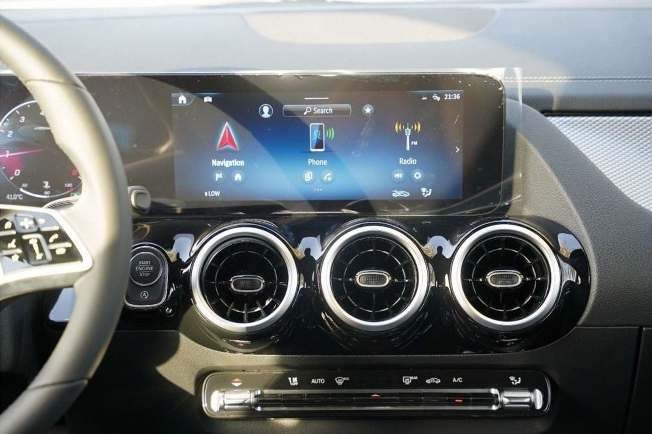 مرسيدس بنز GLA 200 2025 Mercedes-Benz Gla200 1.3 L with 360 Camera and ambient lighting