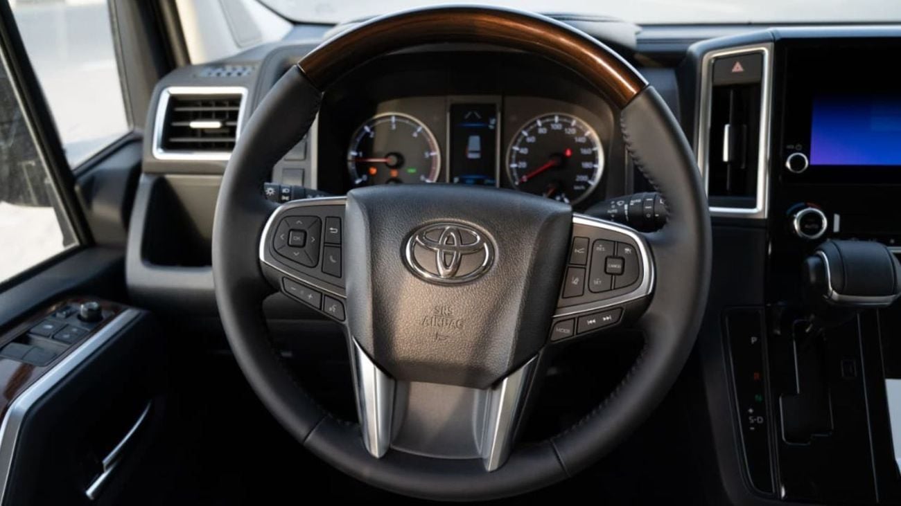 Toyota Granvia 2.8L, 4-Cylinder Turbo Diesel - Automatic - 6 Seater - 5 Door - RWD