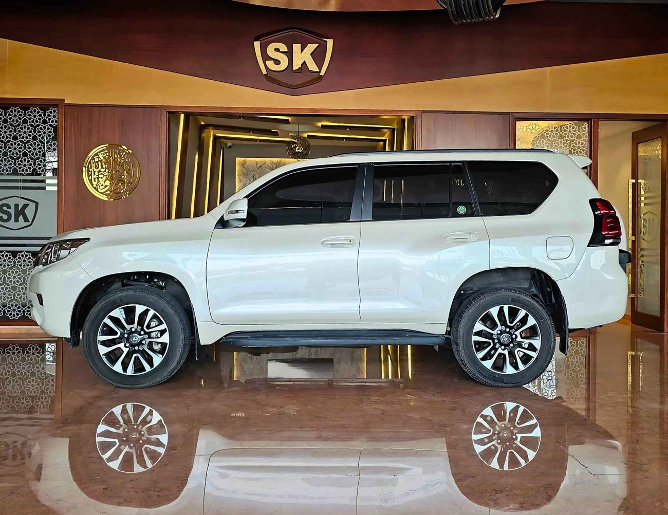 تويوتا برادو GXR/ 4.0 V6 / SUN ROOF / FULL OPTION / GCC / EXPORT ONLY / LOT#38740