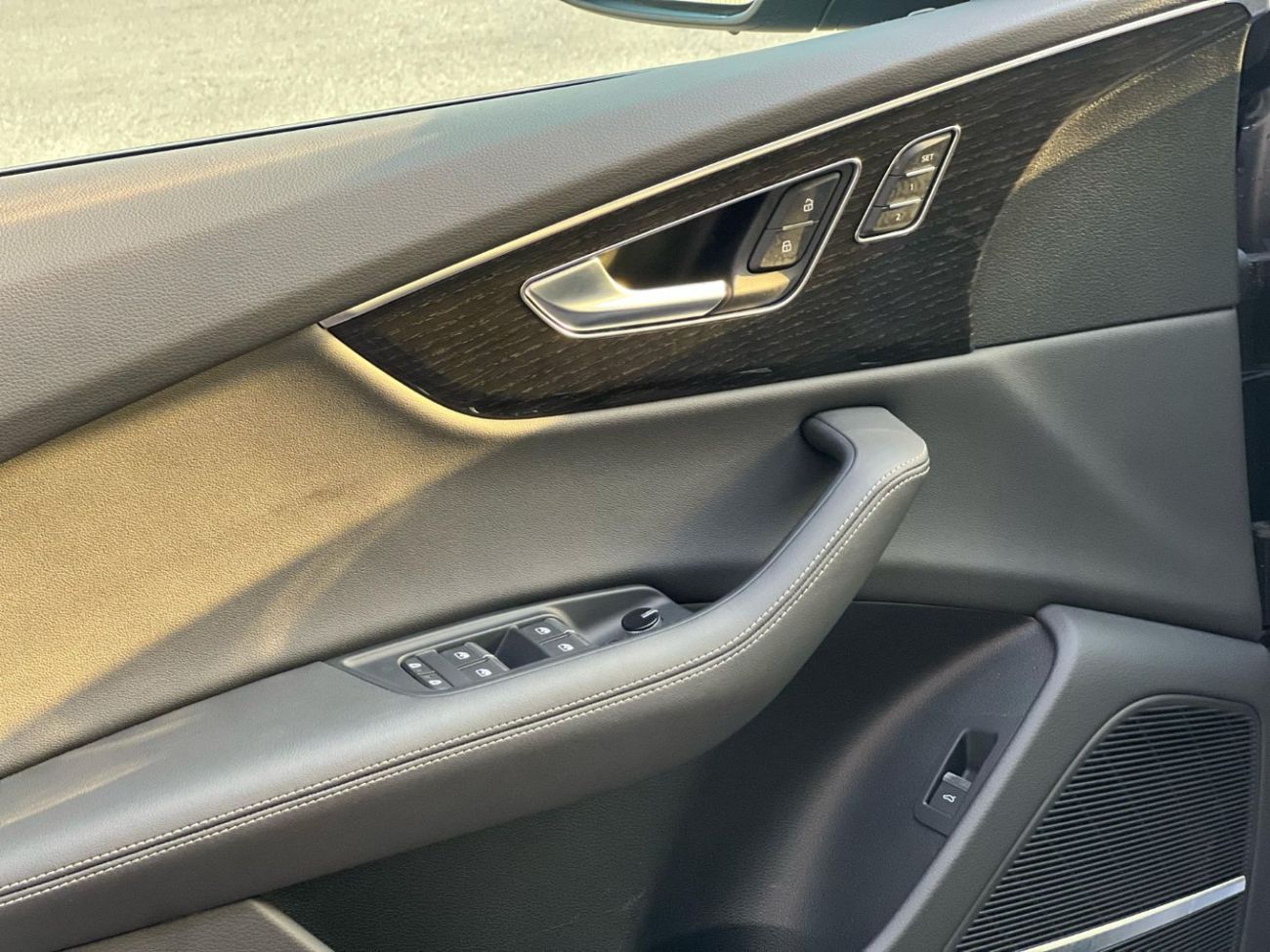 Audi Q8 2023-Audi Q8 55 TFSI Quattro-SLINE