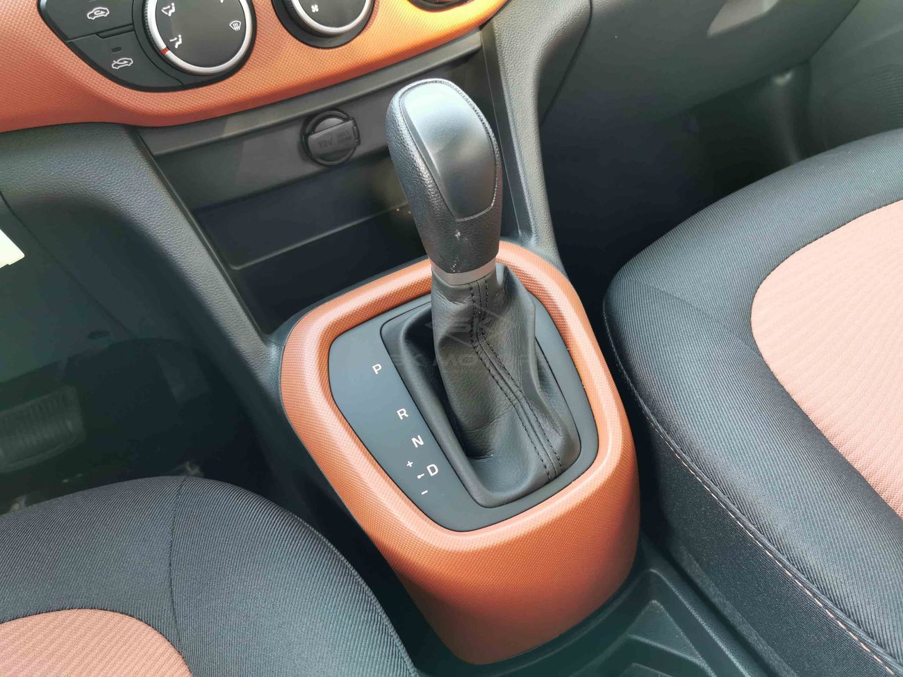 Hyundai Grand i10 1.2L, 14" Tyre, Xenon Headlights, Fabric Seats, Air Recirculation Control, Remote Key (CODE # HGI03)