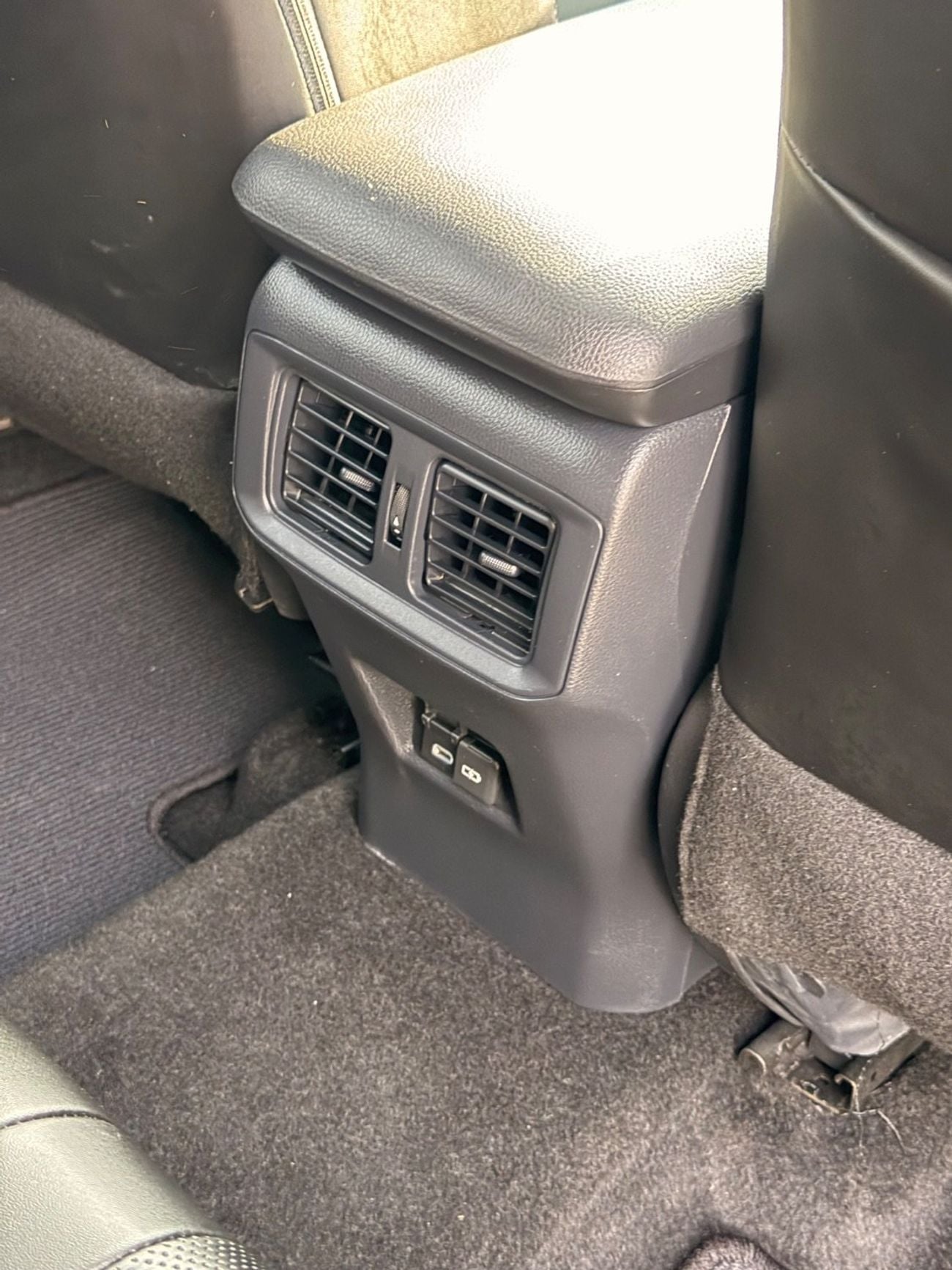 تويوتا راف ٤ Hybrid XLE premium | sunroof, leather seats, push start 2025