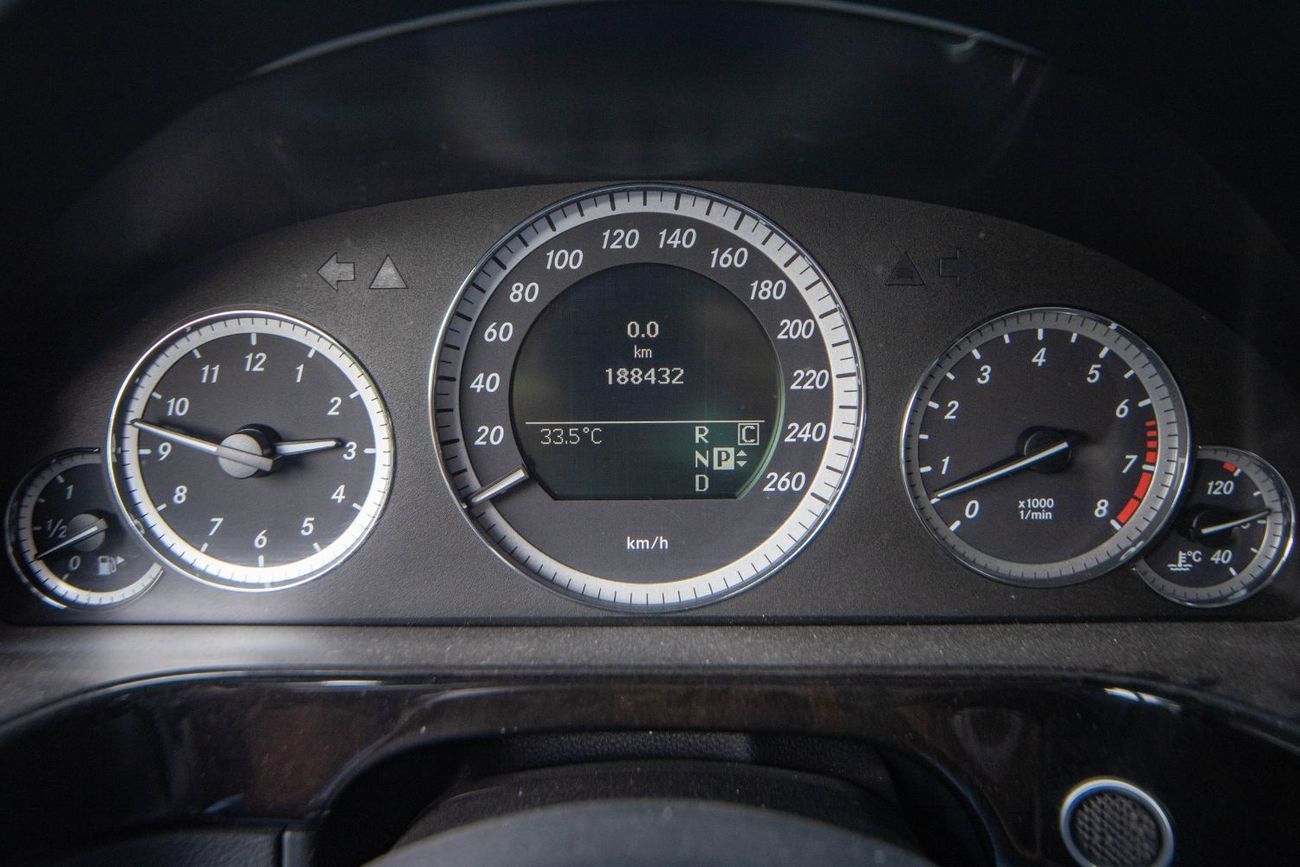 Mercedes-Benz E 350 Mercedes-Benz E350 2010, 3.5L V6, Automatic, RWD. Mileage: 180,000 km. Excellent condition inside an