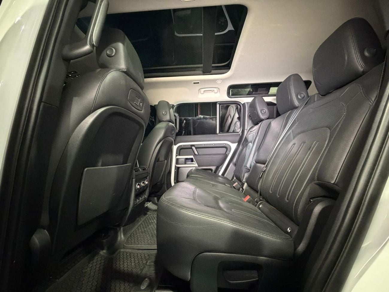 Land Rover Defender 110 S P300