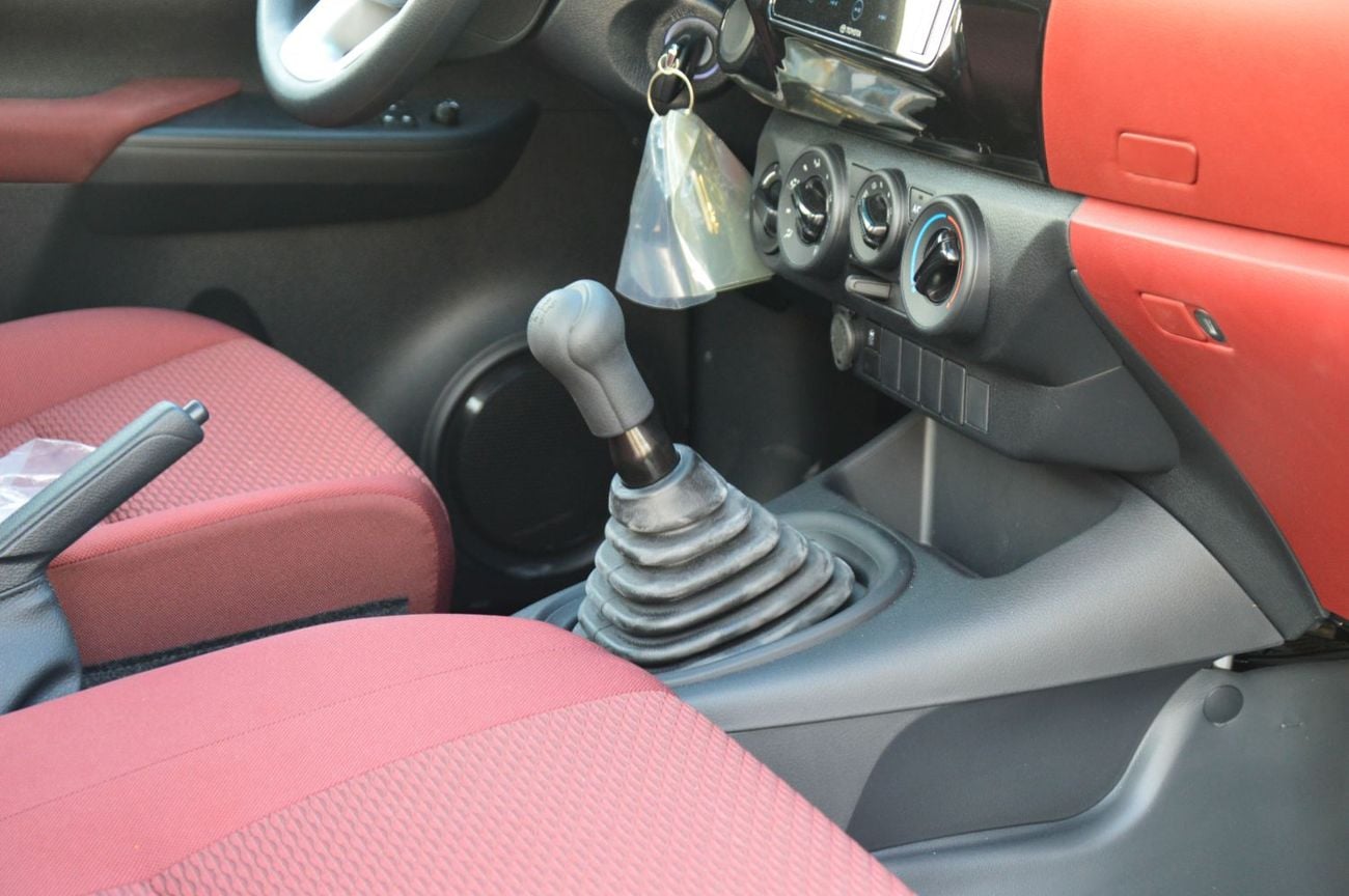 تويوتا هيلوكس 2.7L 4WD PETROL MT SC 2026