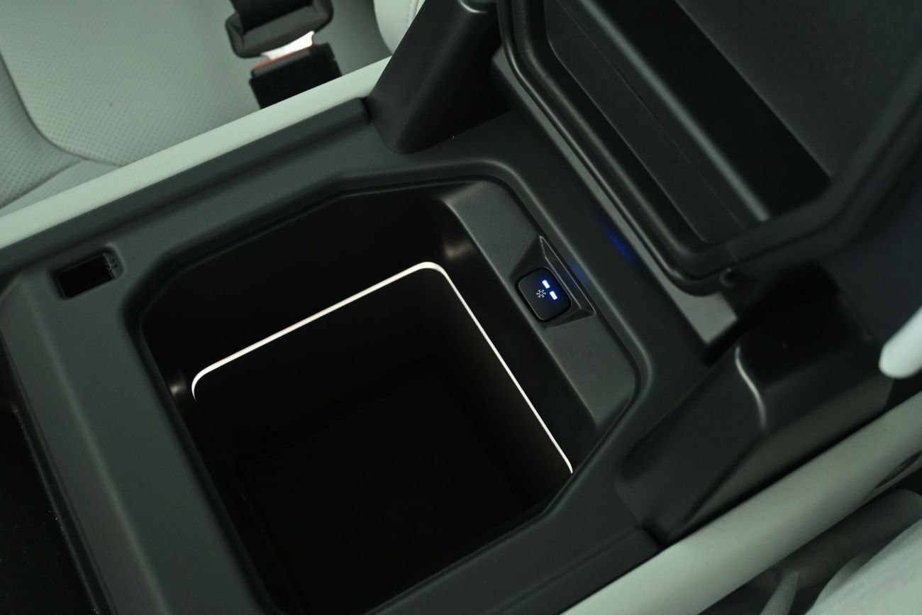 لاند روفر ديفندر Land Rover Defender P400 X-Dynamic HSE, 3.0L Turbo In-Line 6 Cylinder, Model 2026