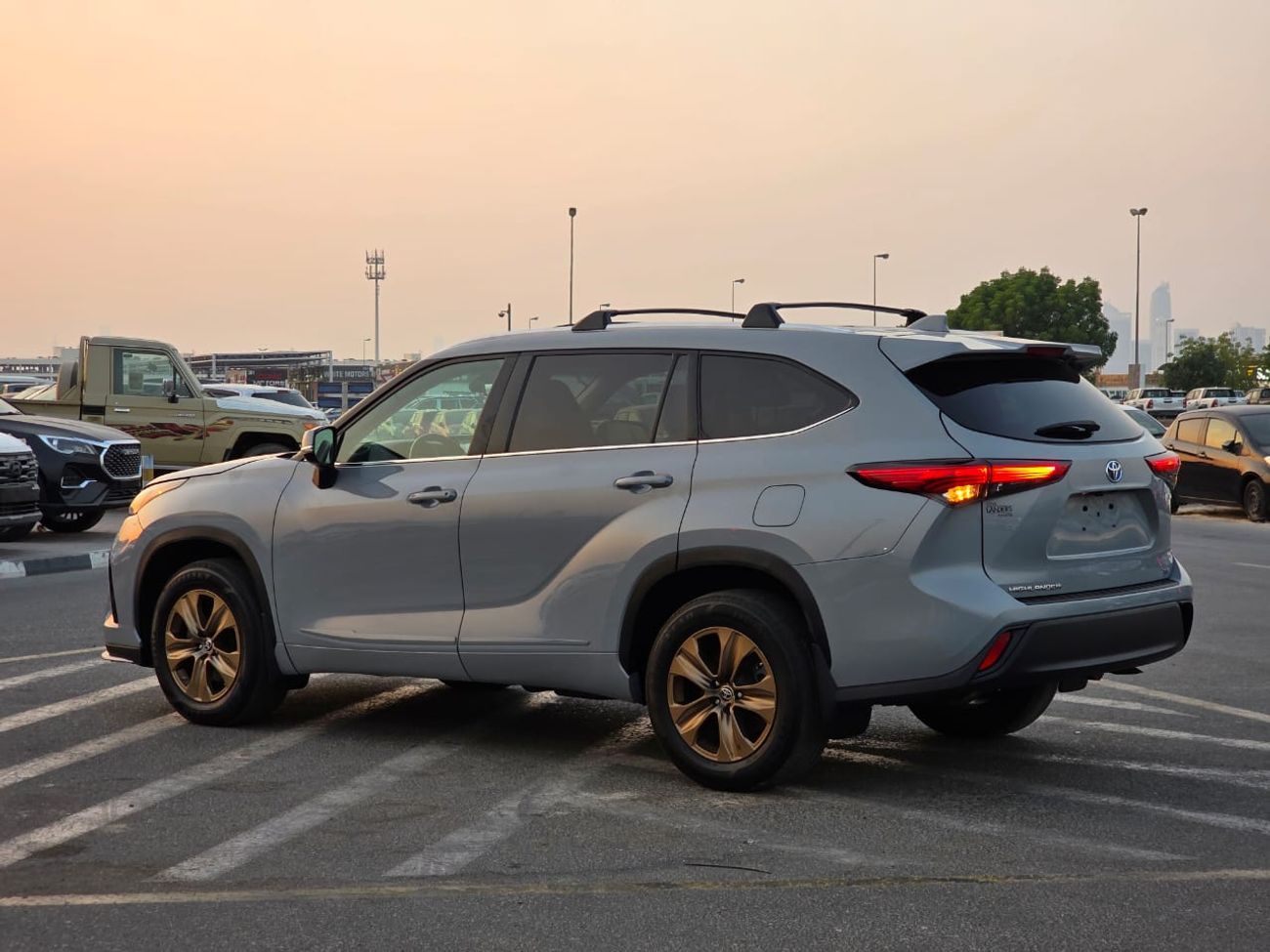 Toyota Highlander 2.5 Hybrid ( Bronze Edition) Sunroof, Push button, Trunk automatic and with spacial interior leather