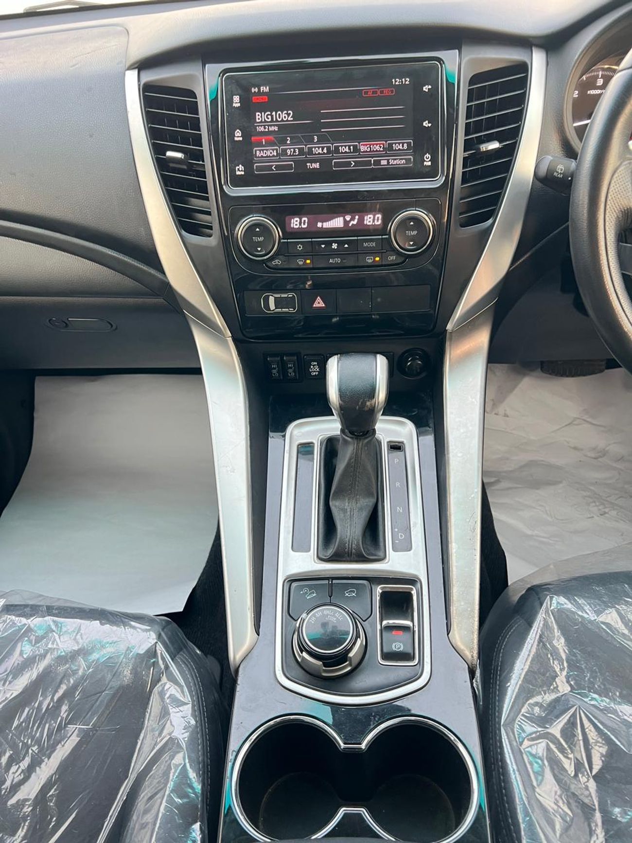 ميتسوبيشي باجيرو diesel 2.4 liter ,right hand drive only for export available ,full options