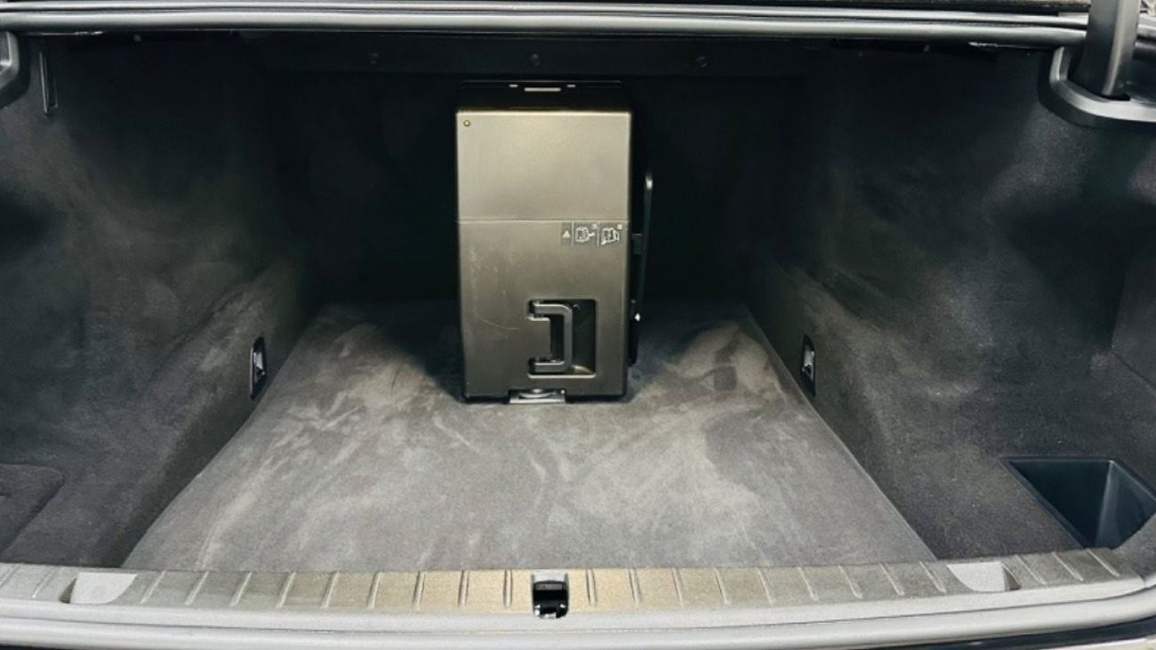 BMW 750Li Luxury Plus GCC .. FSH .. Top Range .. Perfect Condition .. V8 .