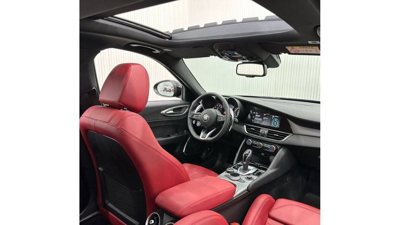 ألفا روميو جوليا 2023 Alfa Romeo Giulia Veloce Q2, 2028 Agency Warranty + Service Contract, GCC