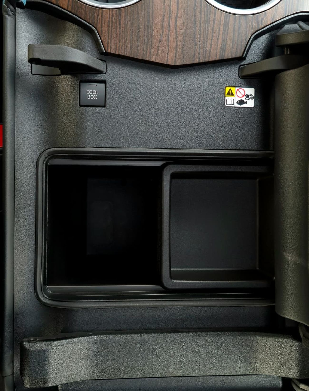 تويوتا لاند كروزر LC300 VX 4.0 - HIGH OPTIONS - MEMORY SEAT - JBL SOUND SYSTEM - RADAR - 2025 MODEL - BLACK INSIDE BLA