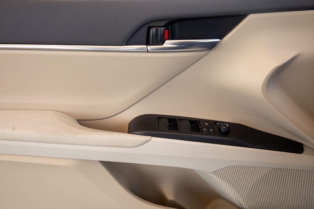 Toyota Camry SE 2.5L (204 HP)