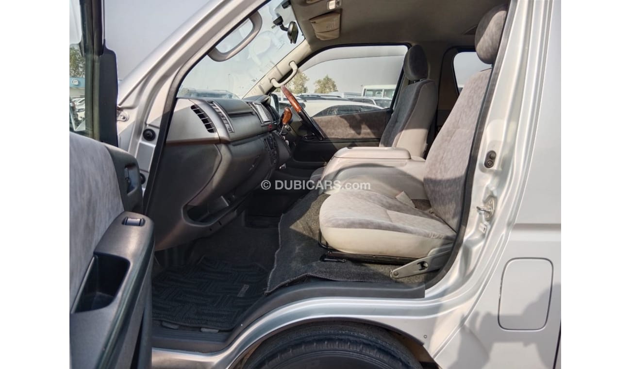 تويوتا هاياس TOYOTA HIACE VAN RIGHT HAND DRIVE (PM1611)