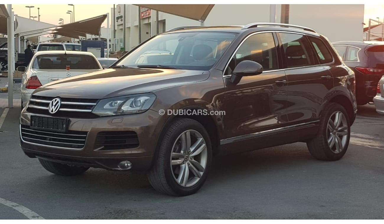 Volkswagen Touareg Volex wagan Touarag model 2011 GCC car full option panoramic roof leather seats back camera full ele
