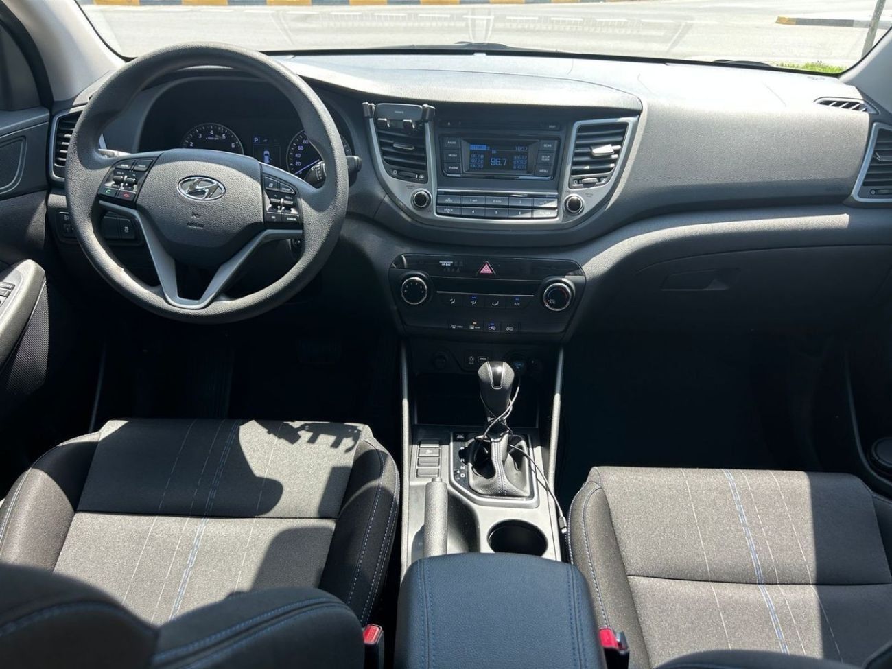 Hyundai Tucson GL Plus 2.0L GCC FULL AGENCY SERVICE WITH PANOROMIC ROOF, REAR CAMERA, AUTO FOLD SIDE MIRRORS