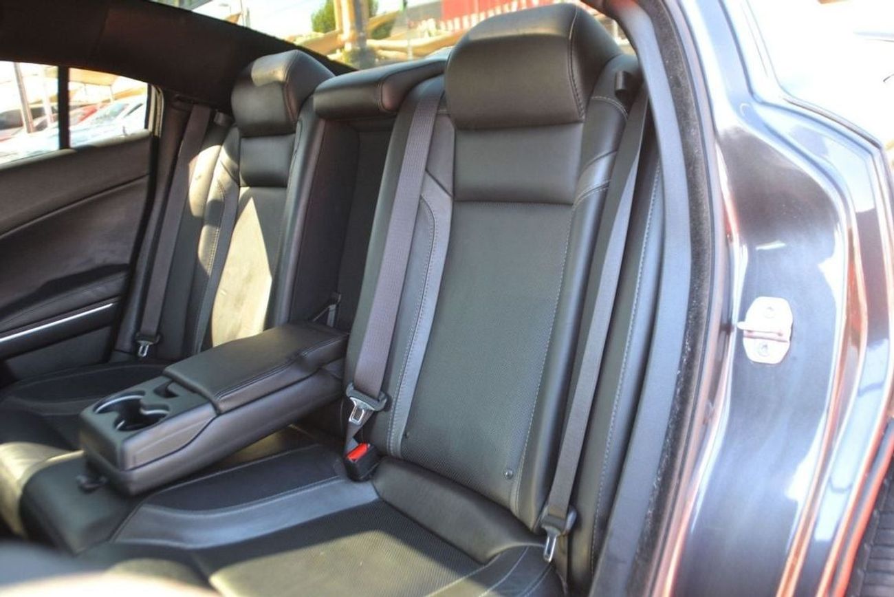 دودج تشارجر SXT Mid 3.6L SRT KIT & WIDR BODE // SUN ROOF //AIR BAGS // VERY GOOD CONDITION