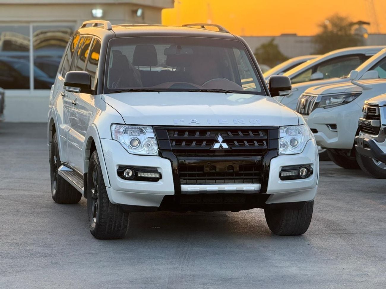 ميتسوبيشي باجيرو  3.5L Petrol | RockFord System | Sunroof