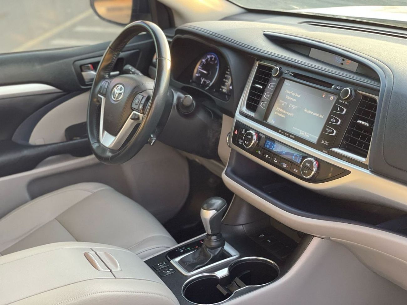 تويوتا هايلاندر 2018 Toyota Highlander XLE 3.5L V6 Full Option - 7 Seater With Radar - Leather Electric Seats - Trun