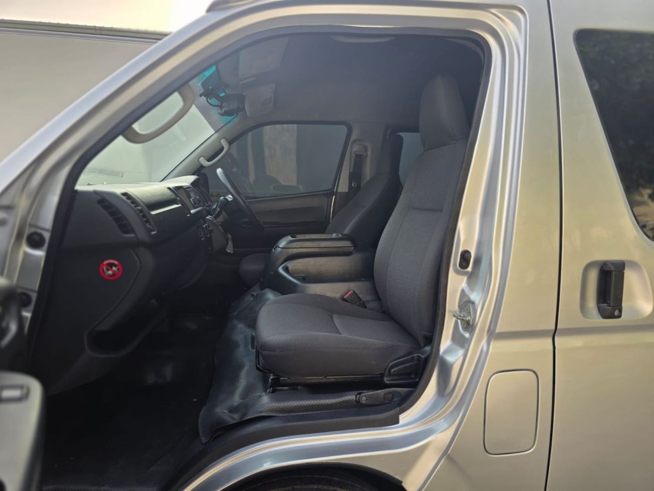 Toyota Hiace 2016 | 2.7L PETROL | AT | RHD | 14 SEATERS | GOOD CONDITION