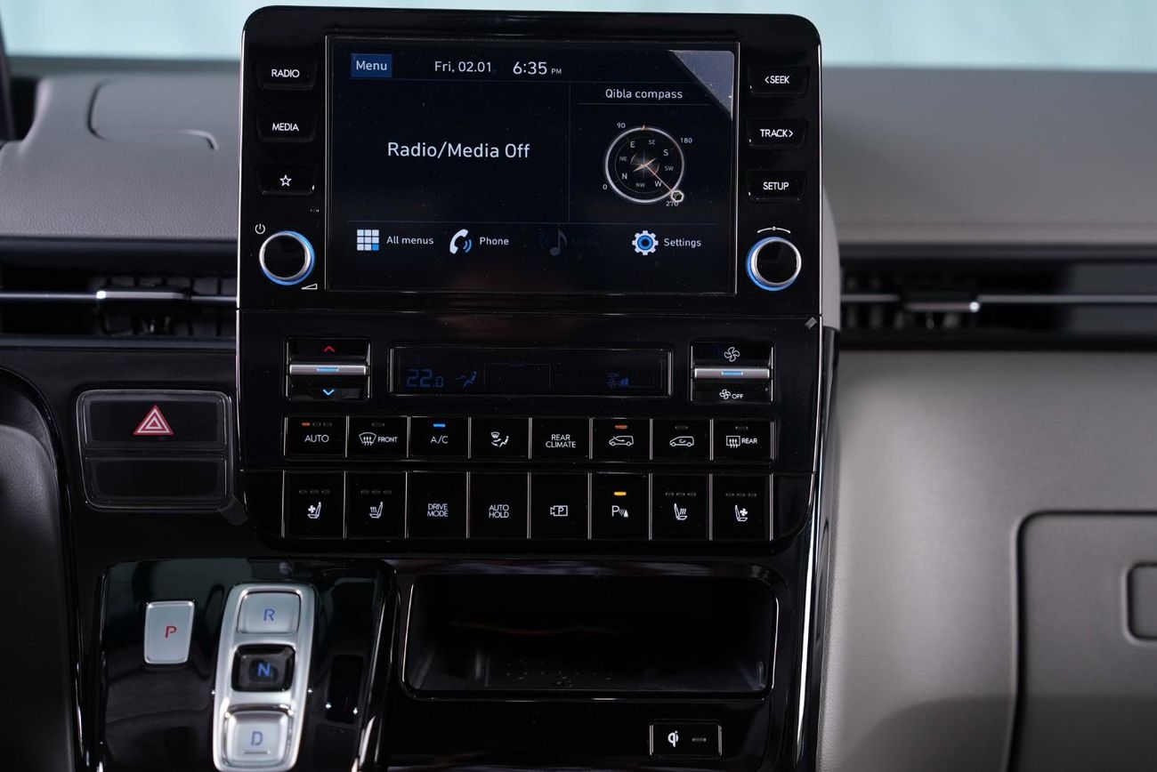 Hyundai Staria Van 3.5L (6 Seater) GCC - Full Service History- 7 Seater VIP Leather Seats- Mint Condition