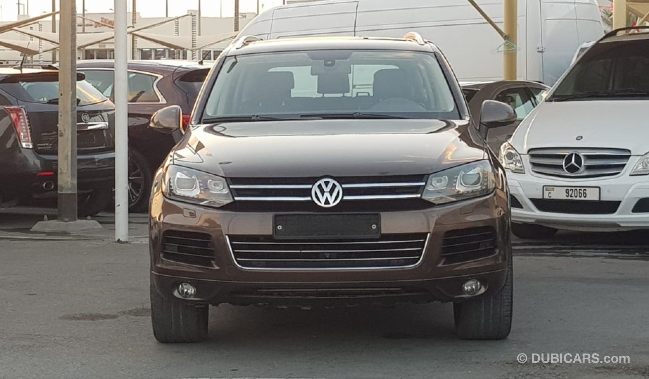 Volkswagen Touareg Volex wagan Touarag model 2011 GCC car full option panoramic roof leather seats back camera full ele