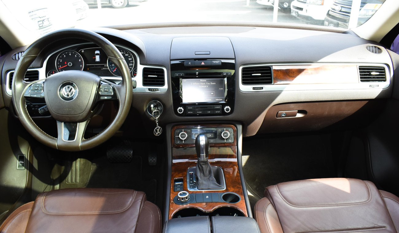 Volkswagen Touareg Gulf 2013 model, paint, agency, panorama, leather, cruise control, alloy wheels, sensors, in excelle