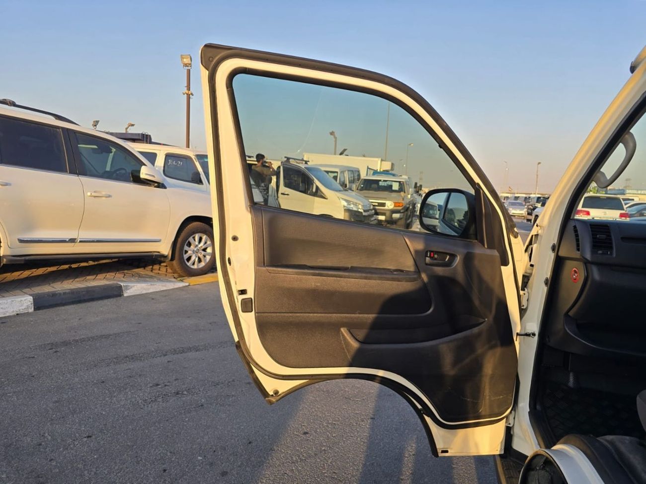 تويوتا هاياس TOYOTA HIACE COMMUTER VAN RHD 2018 MODEL 3.0 L DIESEL AUTOMATIC(PM22105)