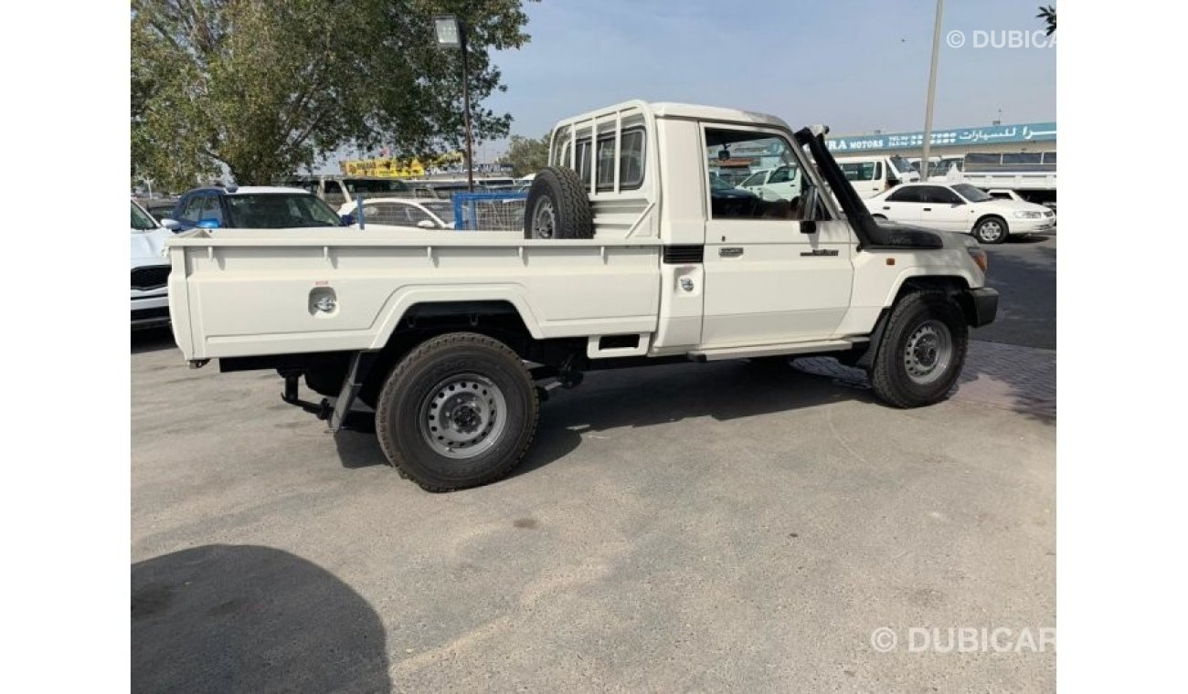 تويوتا لاند كروزر بيك آب سنجل كابينة / 4x4 / ديزل / 8 سلندر