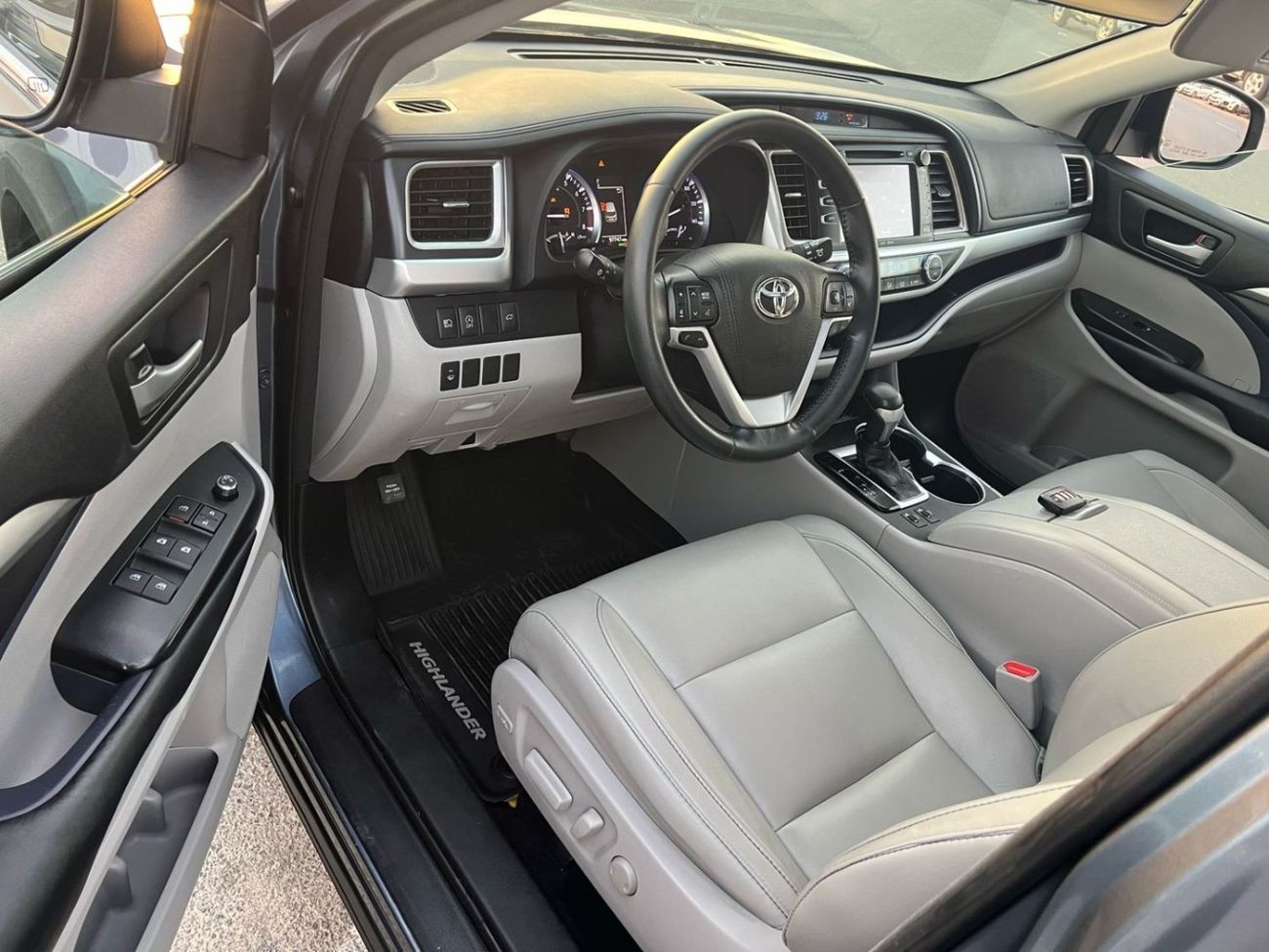 Toyota Highlander 2018 TOYOTA HIGHLANDER XLE   3.5L V-6 //   4 WHEEL DRIVE - 4X4 // SUNROOF //  PUSH START   // LEATHE