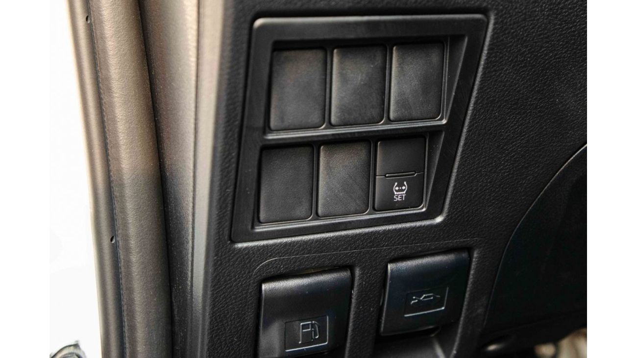 Toyota Hilux 2023 Toyota Hilux 4x4 DC 2.4 - White inside Black