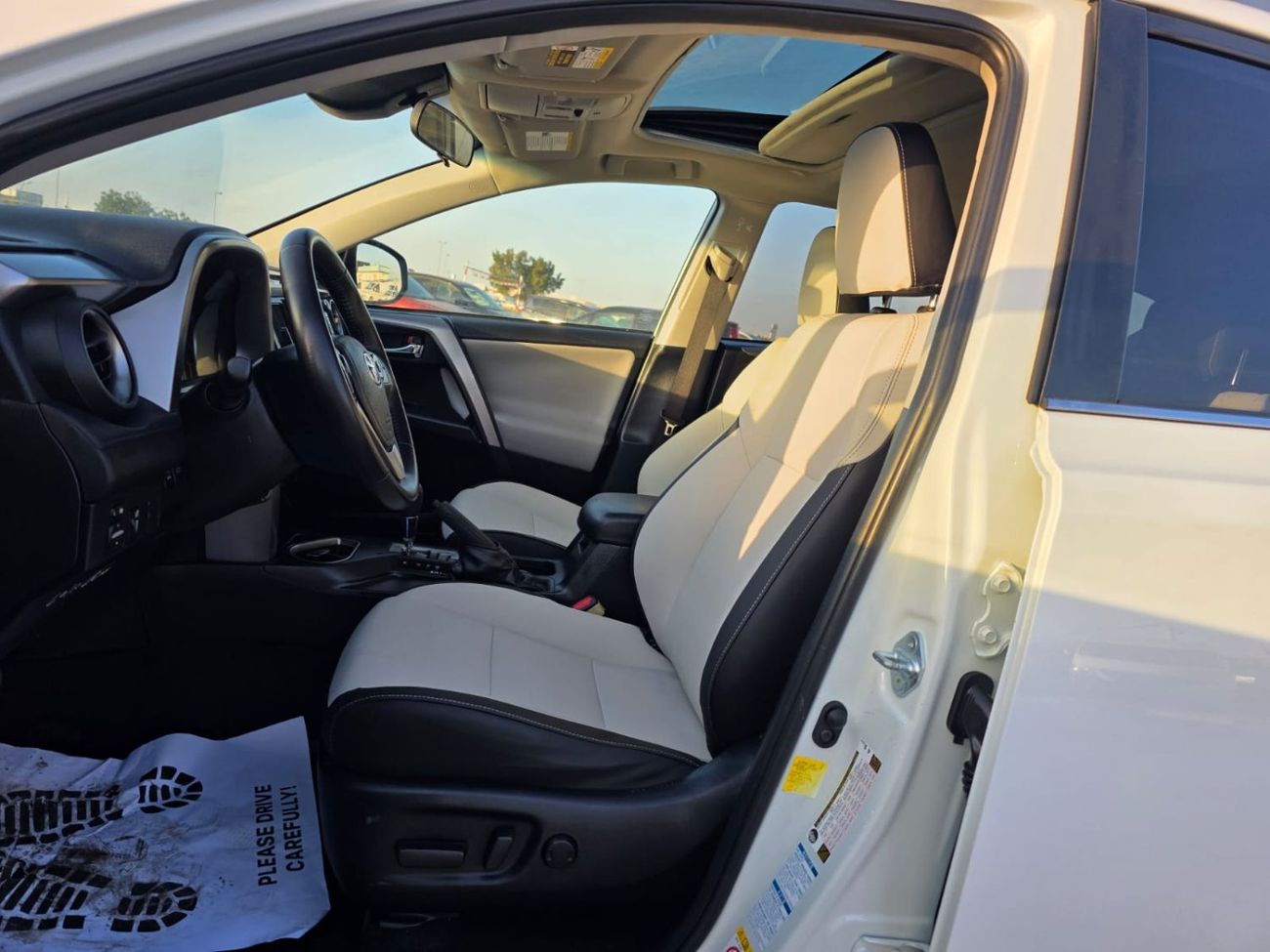 Toyota RAV4 Limited 2.5L Sunroof , Push button , Trunk automatic and leather seats