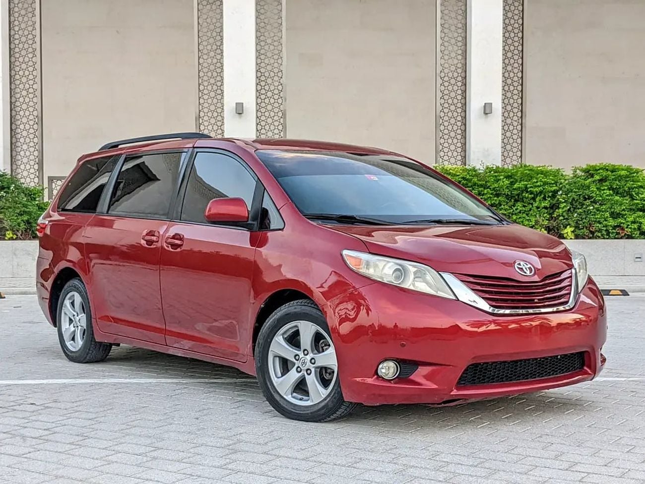 Toyota Sienna LE (NON GCC) Mid Option With Navigation In Perfect Condition 7 Seater Flawless Family Van