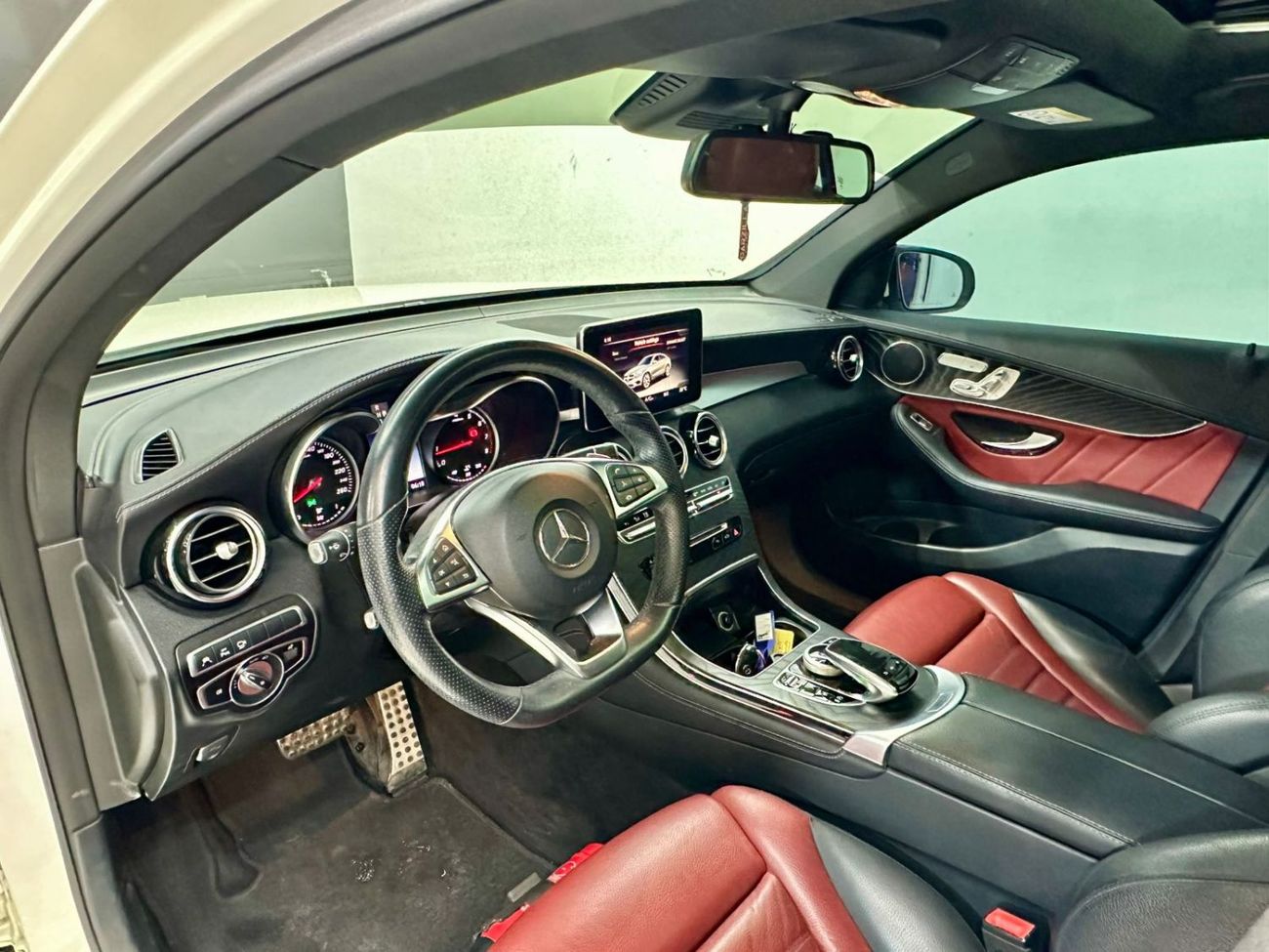 Mercedes-Benz GLC 250 4MATIC 2.0L AED 1,880 / Monthly l Mercedes-Benz GLC 250 4MATIC l Luxury SUV l White