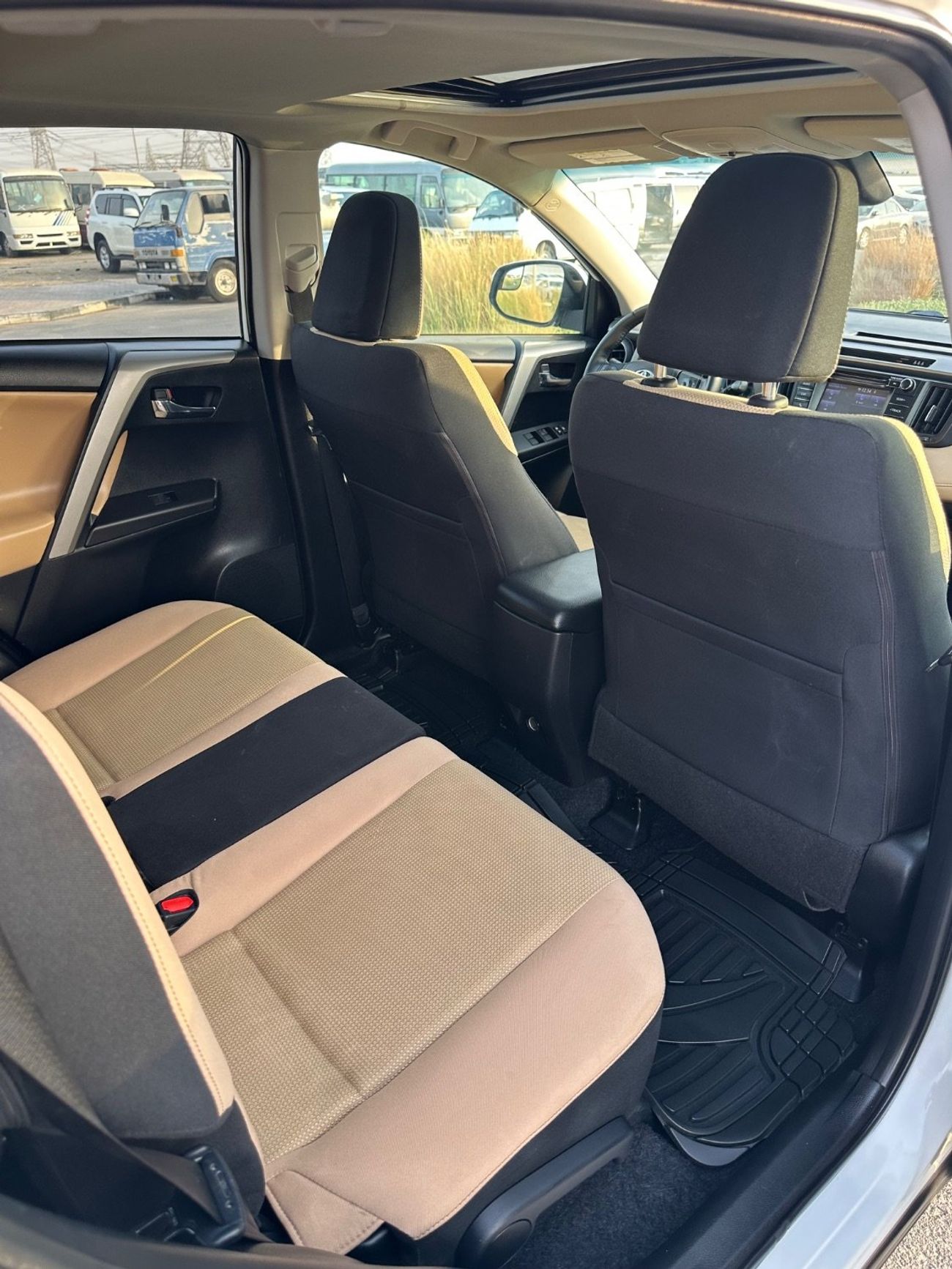 Toyota RAV4 XLE 4WD sunroof and Full Option