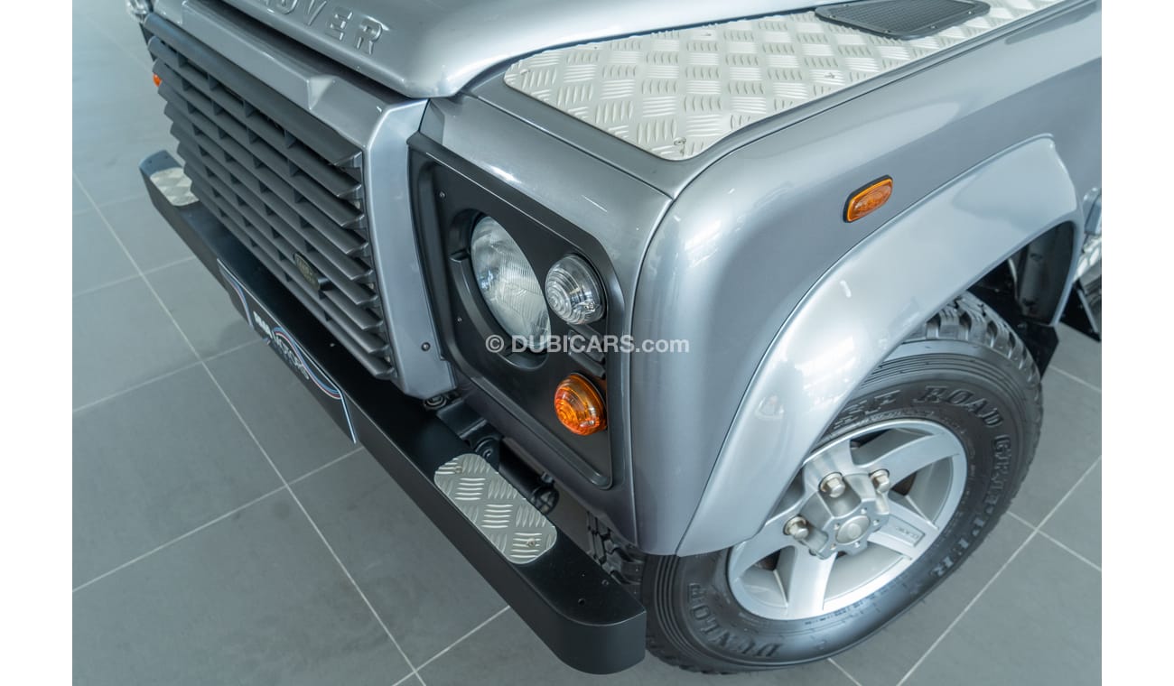 Land Rover Defender 2013 Land Rover Defender TD4 2.4L / Comfort Pack & Exterior Pack / Full-Service History