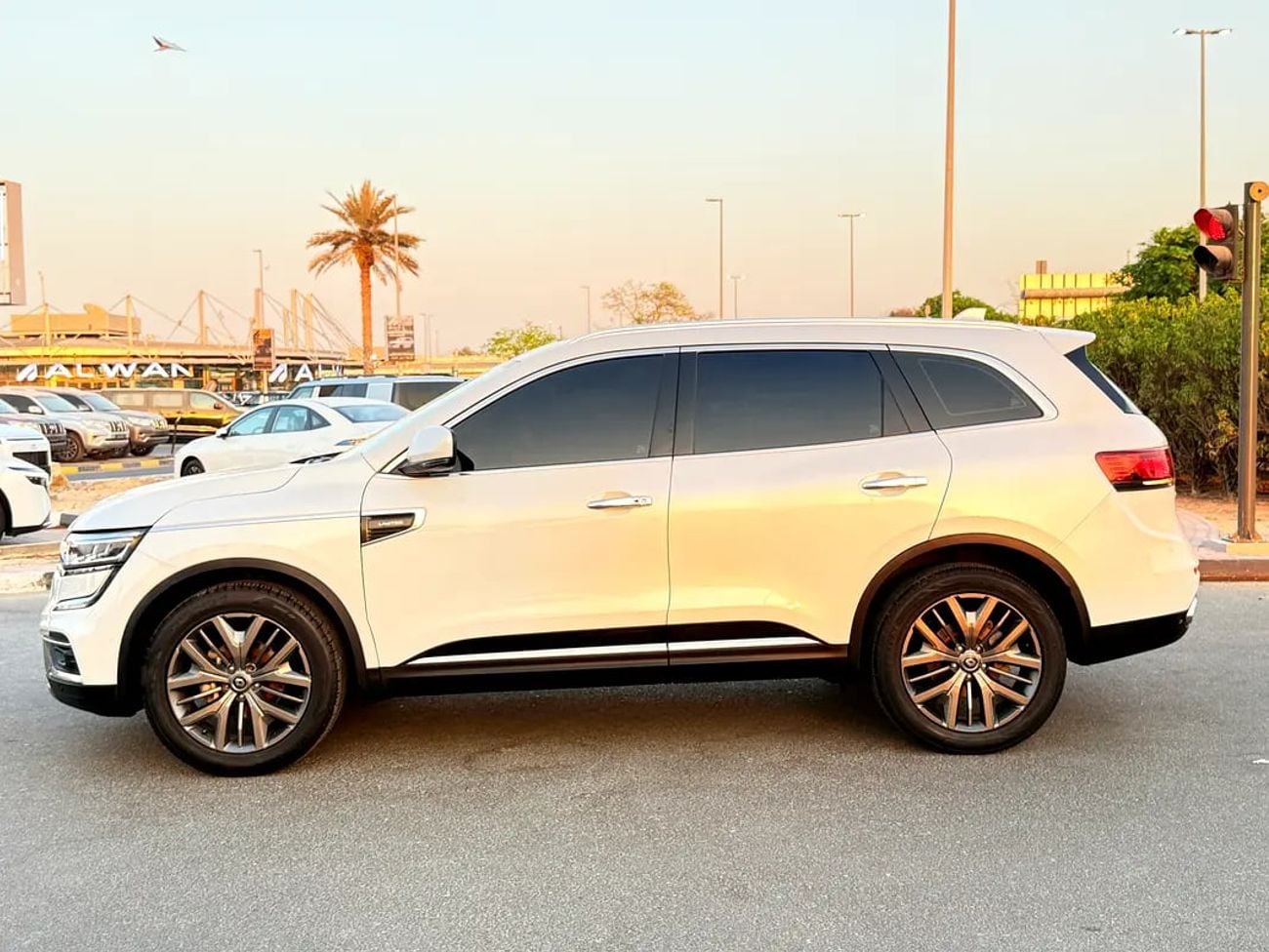 رينو كوليوس إس إي Limited 4WD GCC Specs 2.5L excellent condition