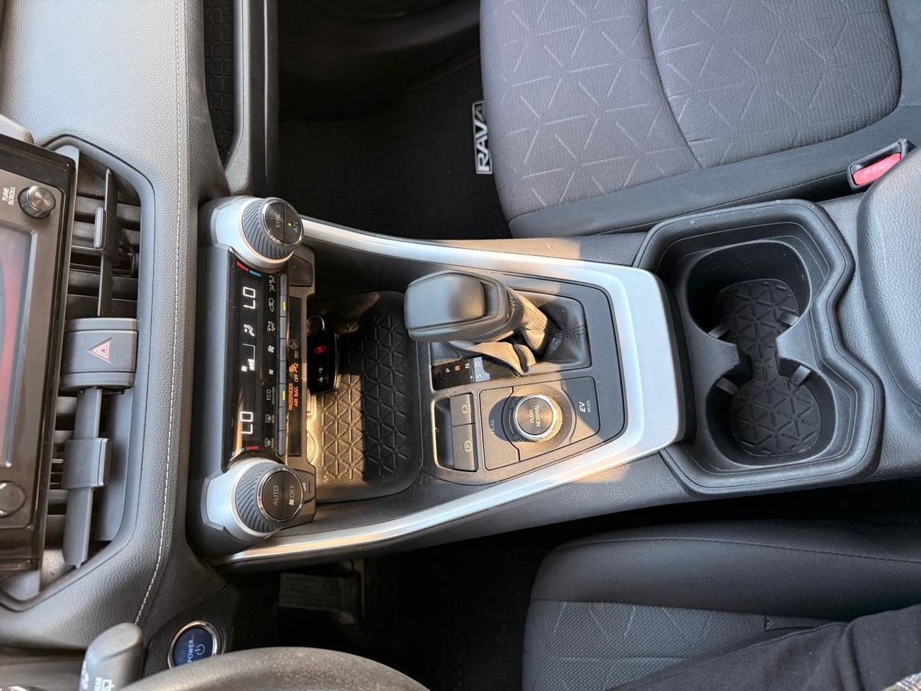 Toyota RAV4 XLE 2.5L hybrid Full option