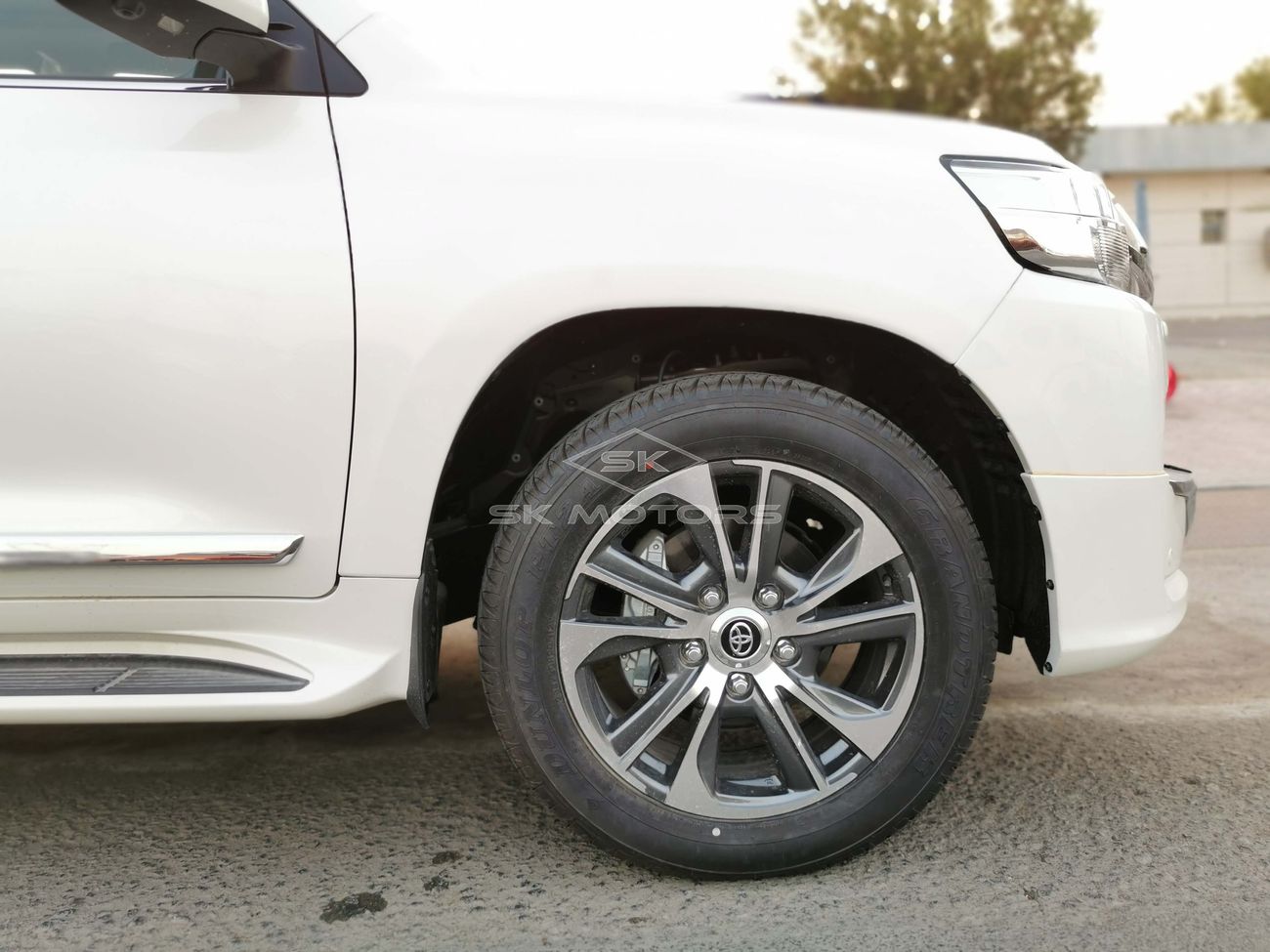 Toyota Land Cruiser 4.5L Diesel, 20" Alloy Rims, Tesla DVD 16", Parking Sensors, Sunroof, Leather Seats (CODE # VX04)