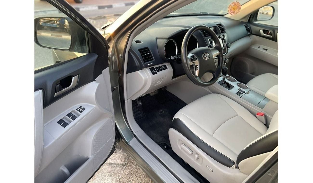 تويوتا هايلاندر 2013 Toyota Highlander MidOption+ 3.5L V6 - AWD 4x4 - Electric Seats - 7 Seater With Rear CAM - 90,0
