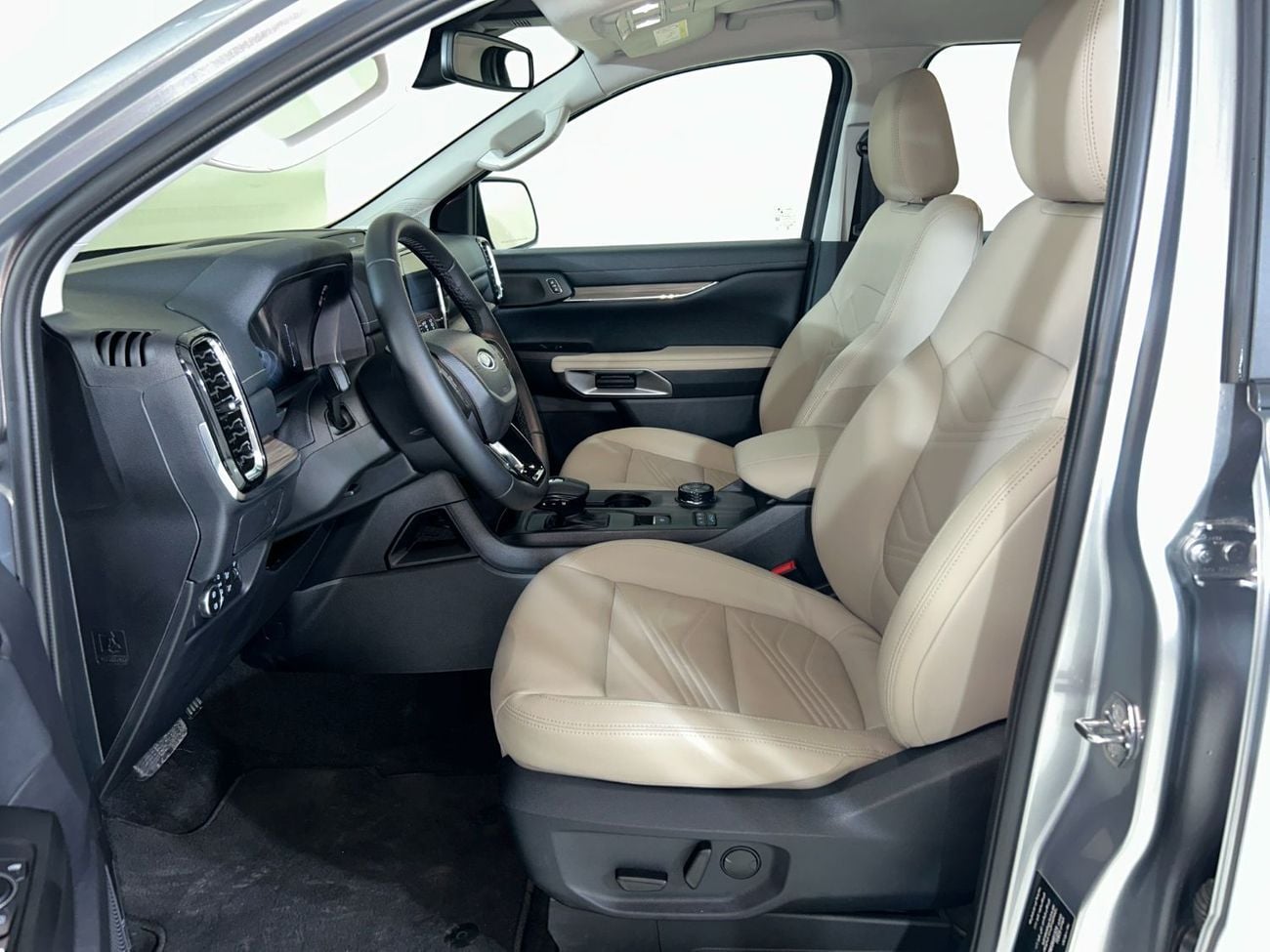 Ford Everest EVR424 XLT / FREE Insurance + Registration / AL TAYER MOTORS AL QOUZ SHOWROOM