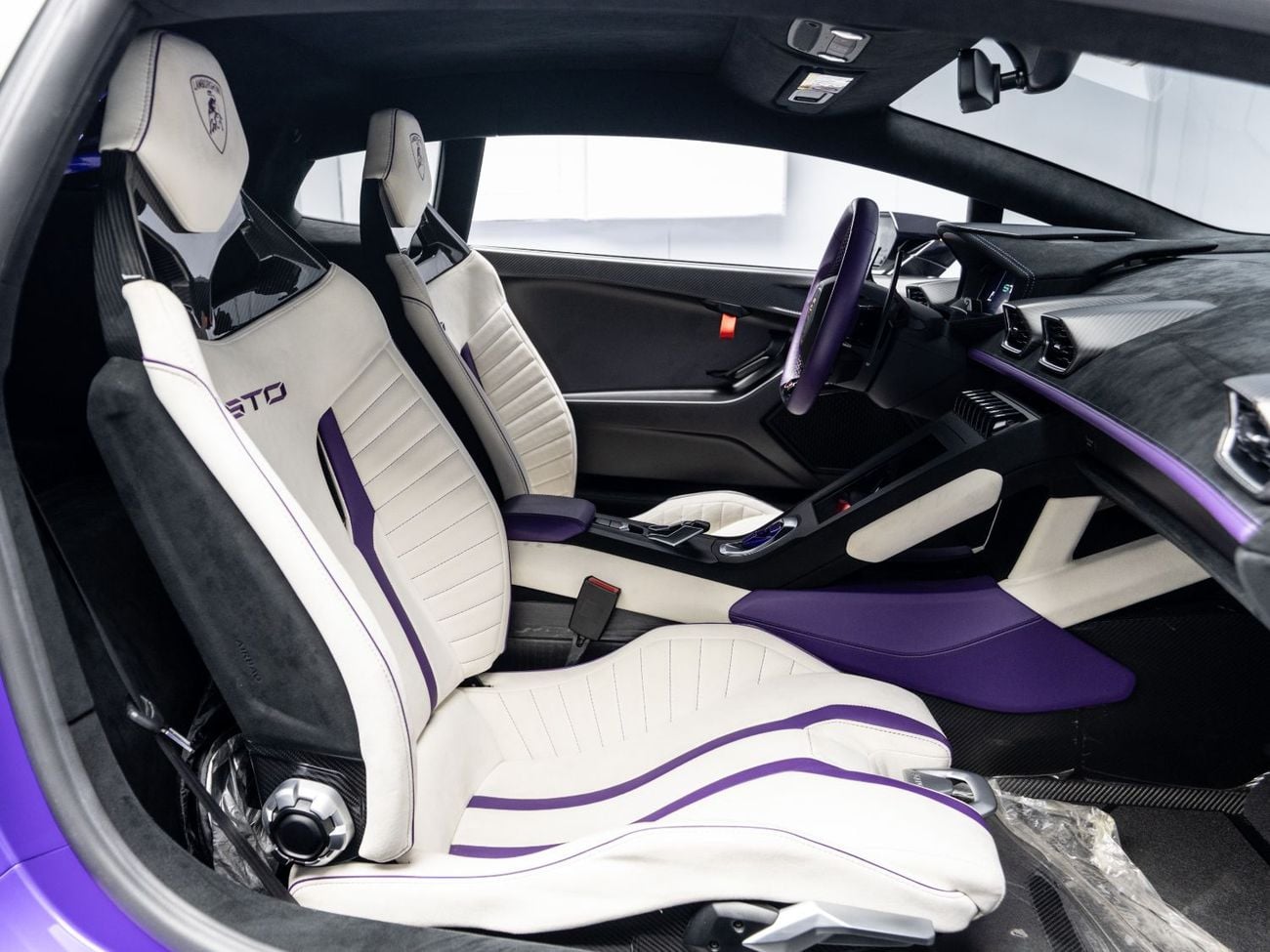 لامبورغيني هوراكان BUY NOW, PAY 2027 | THE BLACKLINE STANDARD | 2027 Lamborghini Warranty, Full Carbon, GCC