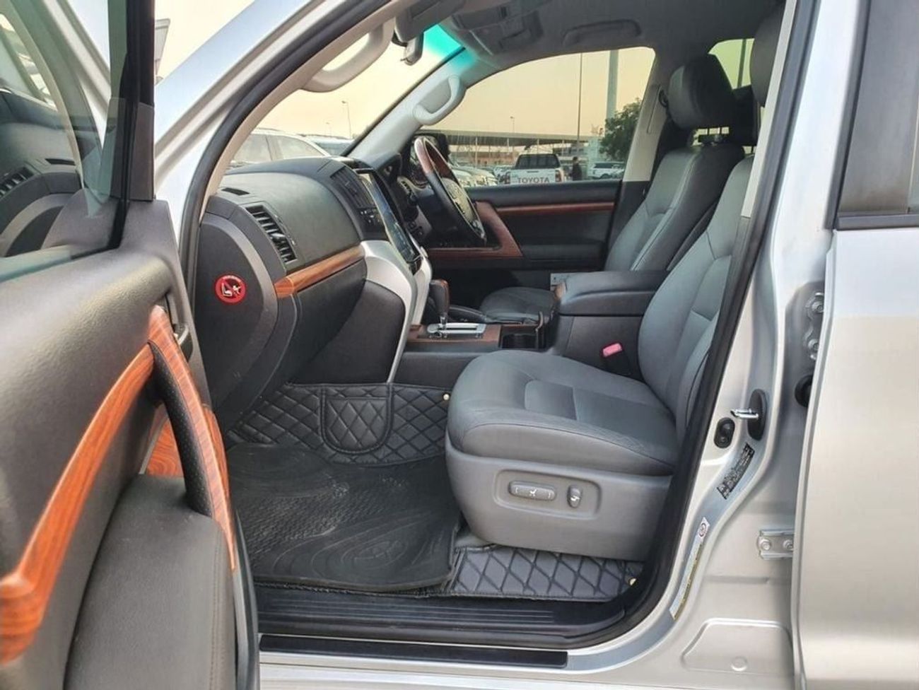 تويوتا لاند كروزر diesel 4.5 liter right hand drive face lift to 2024 model leather seats