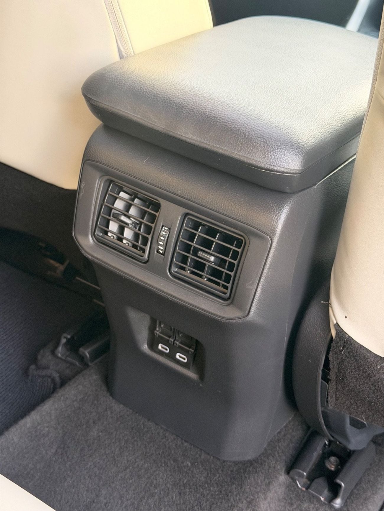 تويوتا راف ٤ XLE 2.5L / sunroof, leather seats/ full option 2023